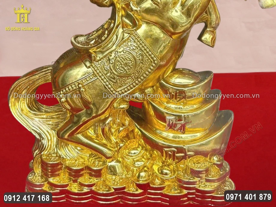 Phần ch&acirc;n đế l&agrave; những đồng tiền xu được xếp trồng l&ecirc;n nhau